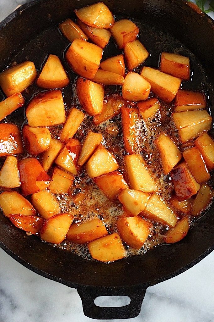 Arugula Skirt Steak Salad with Caramelized Pears, Pecans, and Gorgonzola