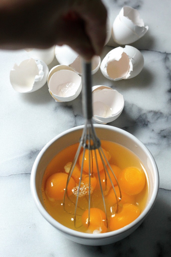 (5 Ingredient) Crispy Kale and Smoked Gouda Scrambled Egg Tacos 