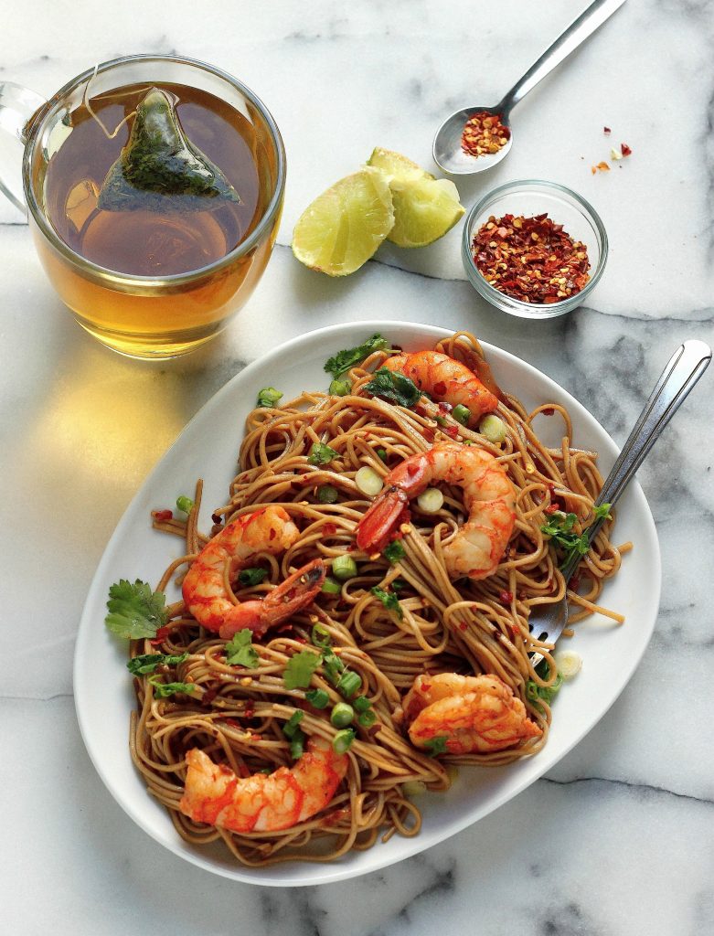 Super Simple Garlic and Ginger Shrimp Soba Noodles 
