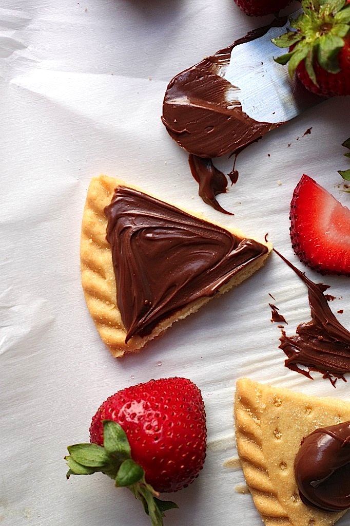 Strawberry Nutella Shortbread Bites