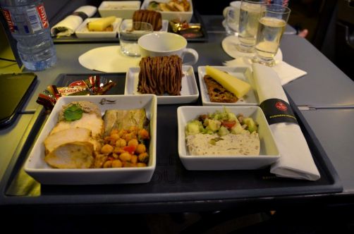 Au retour : terrine au fromage bleu (fromage Stilton d'une fromagerie familiale du Nottinghamshire), endives et noix / poulet aux épices marocaines, purée d'aubergines fumées, pois chiches / charlotte aux poires et chocolat