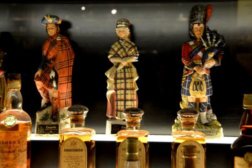 Bouteilles de Scotch whisky en forme de joueurs de cornemuse... une bonne transition !