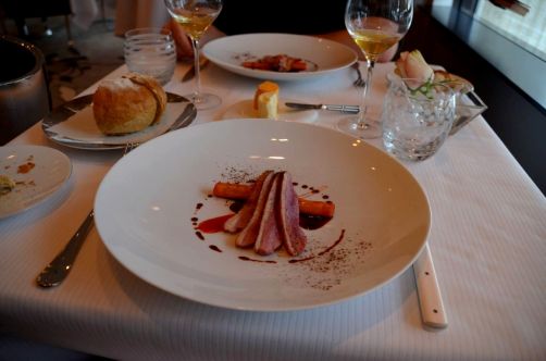 Aiguillettes de canette à la goutte de sang, aigre doux cacaoté, salsifis enveloppés d'un jus d'orange sanguine