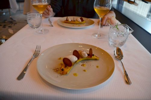 Banane rôtie au caramel de fruits exotiques, sorbet banane - citron vert