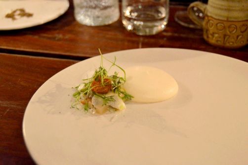 Bite (mise en bouche): céleri, crabe, raifort, poire, crème fraîche, brioche.