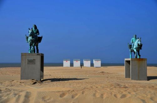 Statues commémorant le classement au patrimoine immatériel de l'UNESCO des pêcheurs de crevettes à cheval de Coxyde.