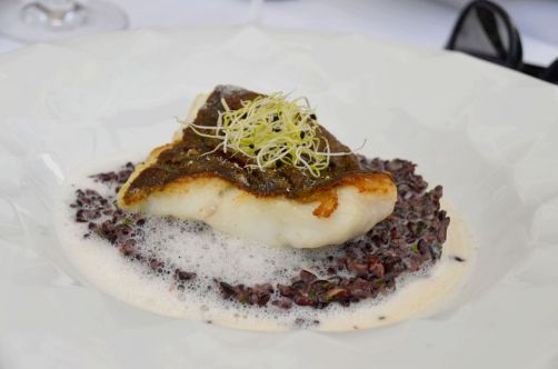 Plat: turbo rôti, risotto Venere, émulsion parmesan