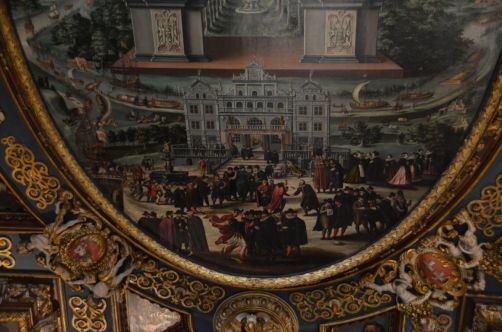 La Cour d'Artus représentée sur un des murs de la Salle du Conseil