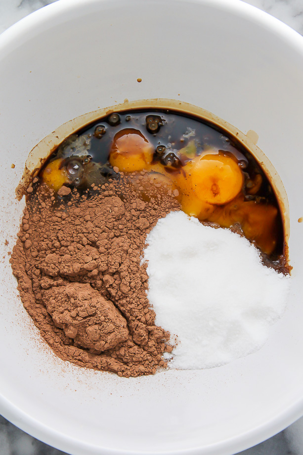 Decadent flourless chocolate cake that tastes just like a fudge brownie!