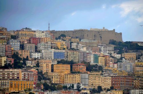 Le Castel Sant'Elmo vu d'en bas