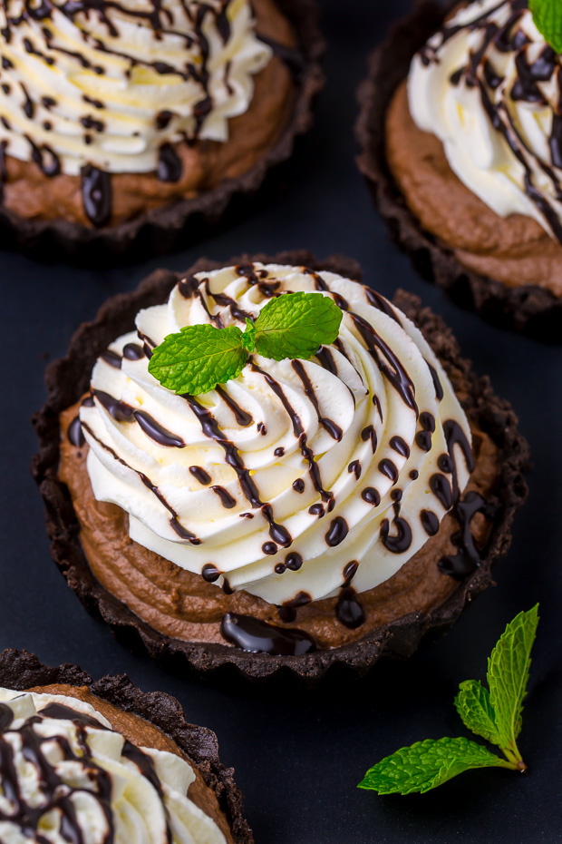 Adorable and absolutely delicious Mini Mint Chocolate Cream Pies! These little cuties are winners all around.