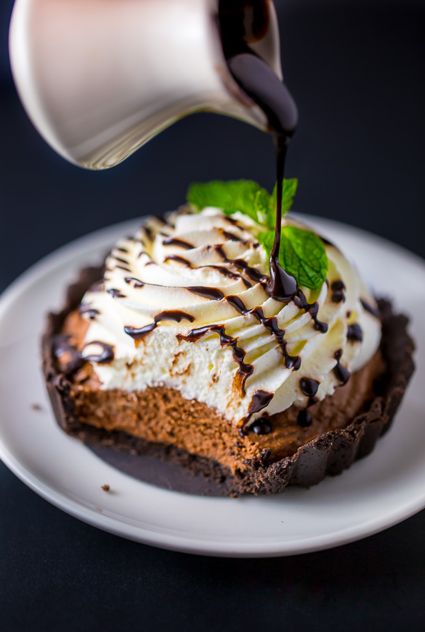 Adorable and absolutely delicious Mini Mint Chocolate Cream Pies! These little cuties are winners all around.