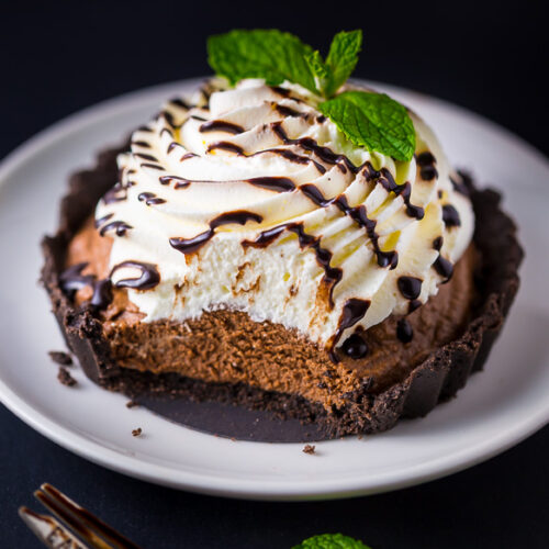Adorable and absolutely delicious Mini Mint Chocolate Cream Pies! These little cuties are winners all around.
