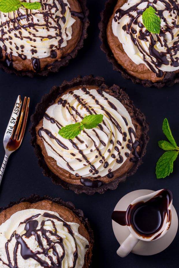Adorable and absolutely delicious Mini Mint Chocolate Cream Pies! These little cuties are winners all around.