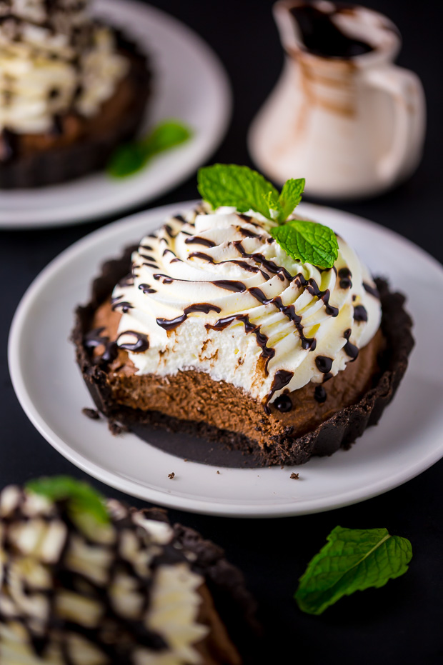 Adorable and absolutely delicious Mini Mint Chocolate Cream Pies! These little cuties are winners all around.