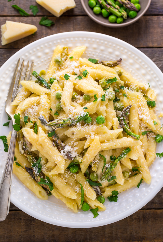 Creamy Alfredo Mac and Cheese loaded with Spring Peas and Asparagus! YUM.
