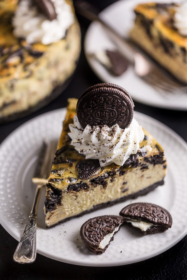 Slice of oreo cheesecake on dessert plate.