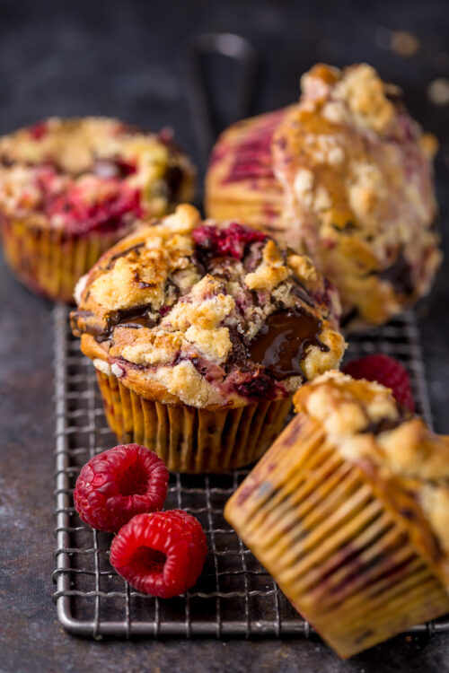 Mmm... these Dark Chocolate Chunk Raspberry Crumb Muffins are so easy and delicious! Perfect for breakfast or brunch.