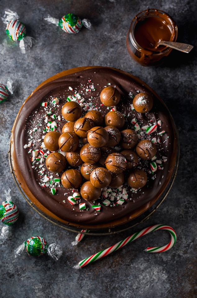 This No-Bake Peppermint Mocha Cheesecake is rich, creamy, and so flavorful! Topped with chocolate ganache and crushed candy canes, this chocolate peppermint cheesecake is seriously festive and perfect for holiday celebrations. #peppermintmocha #cheesecake #chocolate #Christmas #peppermint