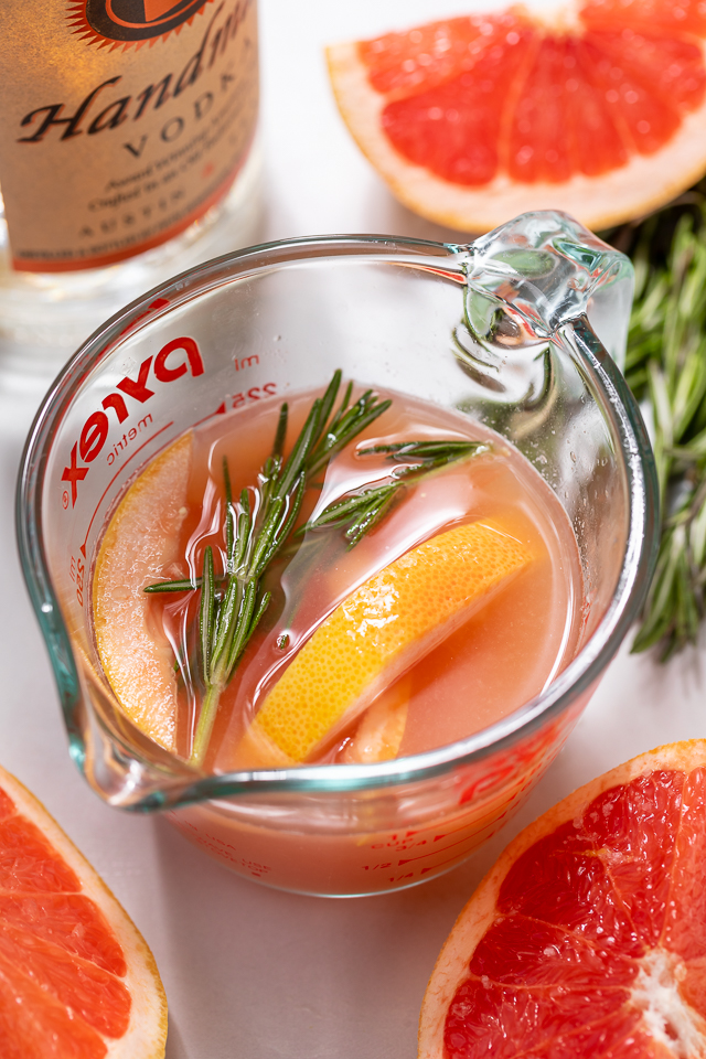 Made with gin or vodka and grapefruit juice, this classic cocktail is so easy and always a crowd-pleaser! Served in a highball glass with a salted rim, this drink is perfect for brunch or Summer parties! Just be sure to use fresh grapefruit juice, it really makes all the difference!