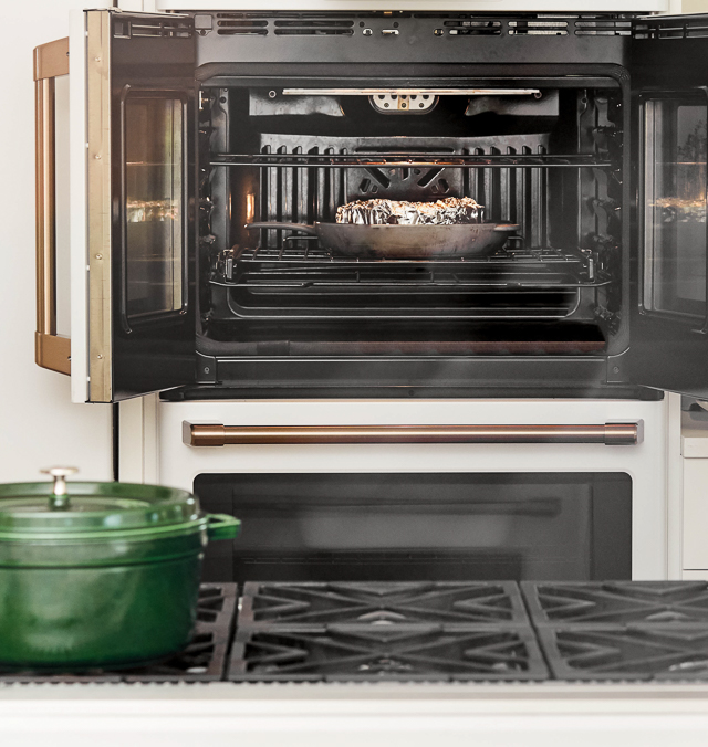 Today I'm teaching you how to make a water bath for cheesecake! I hope to take the fear out of this often dreaded step, and show you just how easy it is! I'm also going to share with you all of my pro tips and MUST HAVE gear!