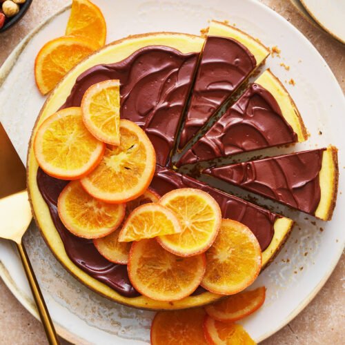 How stunning is this Orange Mascarpone Cheesecake with Chocolate Ganache?! Featuring a crunchy hazelnut graham cracker crust, creamy orange cheesecake filling, and silky smooth chocolate ganache, this recipe is a total showstopper! A must for anyone who loves the combination of chocolate and orange.