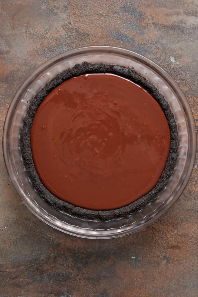 chocolate filling inside oreo cookie crust.